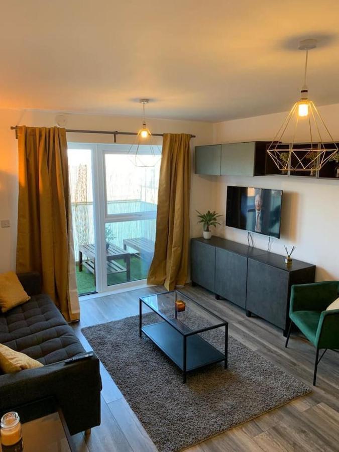 Lovely 1-Bed Serviced Apartment With Free Parking West Thurrock Exterior photo