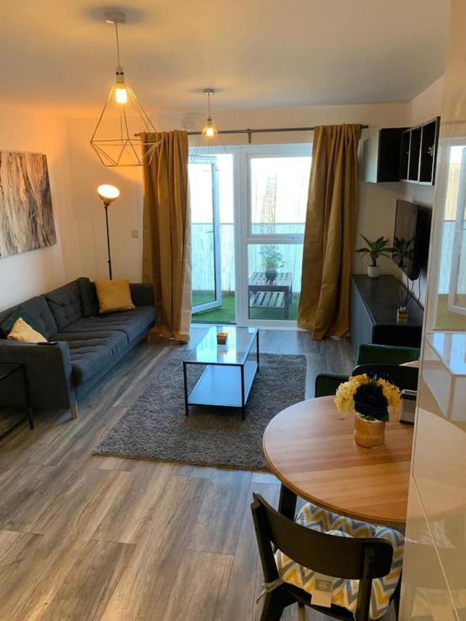 Lovely 1-Bed Serviced Apartment With Free Parking West Thurrock Exterior photo
