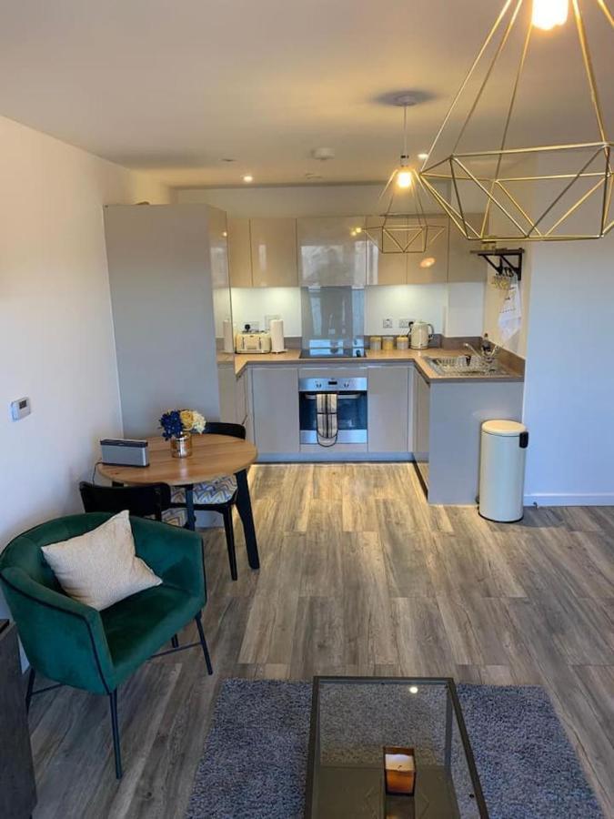 Lovely 1-Bed Serviced Apartment With Free Parking West Thurrock Exterior photo